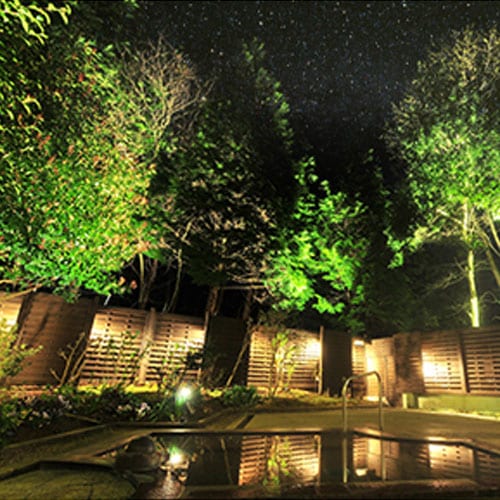 季節の可愛い花々が彩る庭、その奥に広がる森。温泉を楽しみながら、
花々を愛でる癒しの露天風呂です。