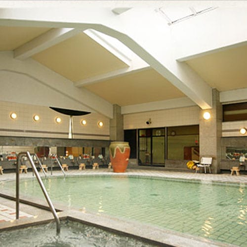 広々とした大浴場。太陽の光がやさしく差し込む開放的な空間で、ゆったりと。