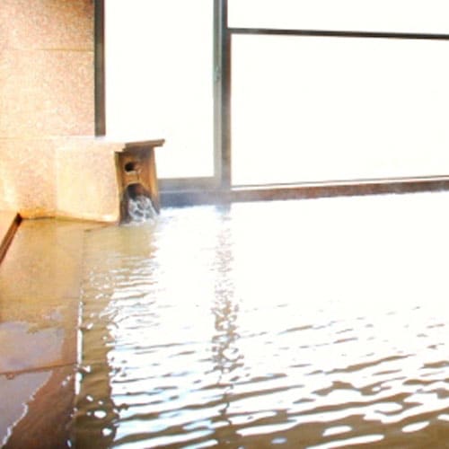 お湯は源泉かけ流しで赤褐色。