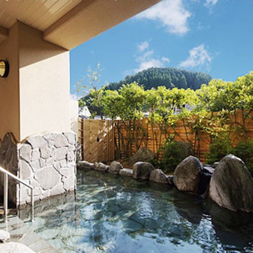 耳を澄ませば、春来川のせせらぎが聞こえてくる。かわの湯は身も心もあらい流してくれます。