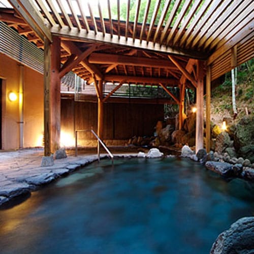 心地よく肌をつたう湯の温もりが、疲れた体を癒してくれる。やまの湯は体の芯まで温まります。