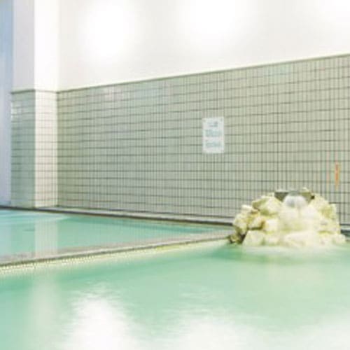 大浴場　疲れを癒し、肩こりをやわらげる天然温泉。国内有数のラドン含有量を誇ります。