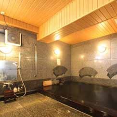 「檜の湯」は樹齢2000年の檜の中から柾目の美しい無垢材を厳選し、漆を丹念に塗り重ねて仕上げた、東京では初めての古代檜漆塗り風呂です。