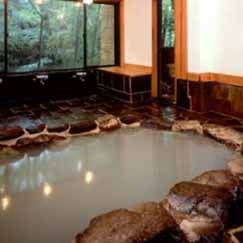 泉質の良さが自慢の本館の源泉かけ流し温泉です。