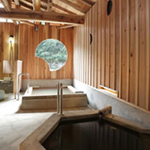六角形の湯船に注がれるのはシャンパンのような細かな気泡が肌につく無色透明の「中井湯」。温度は36℃とぬるく、身体にやさしく長湯も楽しめる疲労回復の湯です。