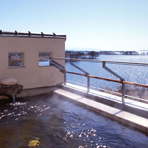 いずれもびわ湖に浮かぶ竹生島の佳景を臨め、湯船につかると目線と重なるように水平線がひろがります。