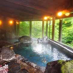 湯西川の大自然のようにダイナミックに大岩を組んだ渓谷沿いの岩風呂です。 