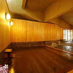 湯まろやかで木の温もりと芳しさが心身ともにくつろぎに誘う総檜風呂です。 