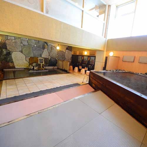 海辺に湧く「衝幹（つくもと）の湯」はよく温まるナトリウム-塩化物強塩温泉です。