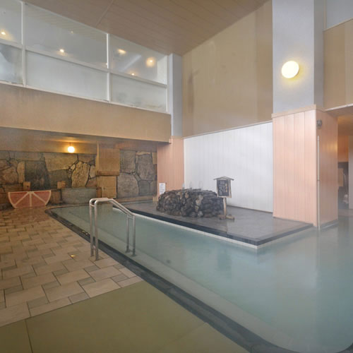 石垣と畳が気持ちいい広々とした、お城の様な大浴場「夕月」。