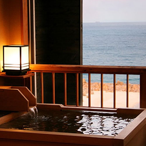 露天風呂付客室では、海を見ながら温泉につかる贅沢なひと時をお過ごしいただけます。 
