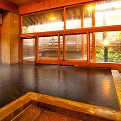 柔らかな肌あたりと柔らかな泉質が身体を癒してくれる、ヒノキ造りのお湯です。