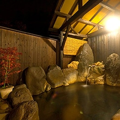 身体と心を癒す空間、山間を吹きわたる風が心地よい当館自慢の秘湯露天風呂。