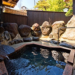 やわらかな湯のぬくもりと自然に包まれた解放感でゆったりと流れる時をお寛ぎください。