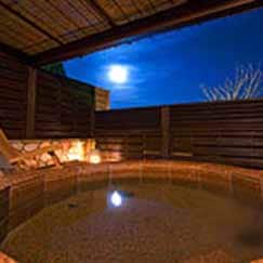 夜のおぼろな月の光が、癒しの時間をさらに色濃く演出してくれます。