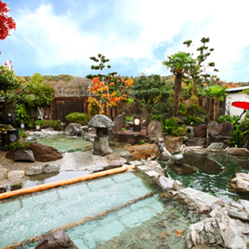 内風呂と露天風呂から成り、熱めの湯から、ぬるめの湯まであります。