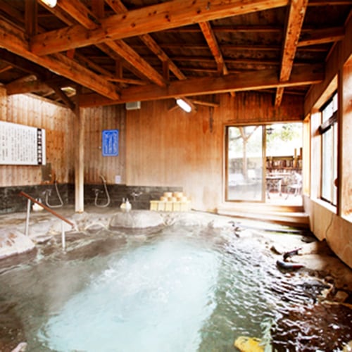 女湯内風呂は静かな本格的岩風呂があります。
