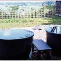 信楽焼きの豪華な壼風呂。肌にやさしいお湯も壮大な眺めもあなただけのもの。