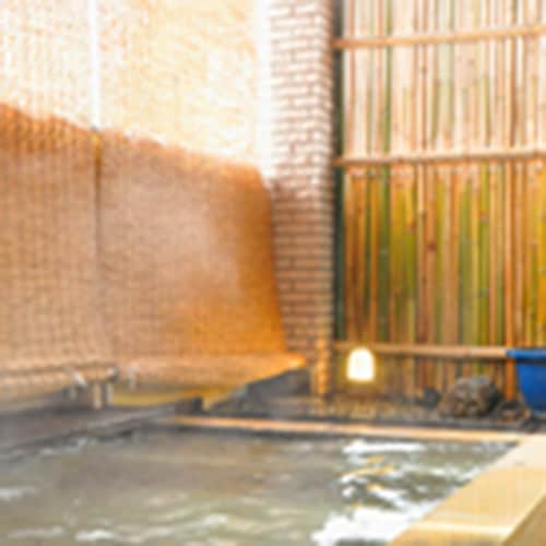 当館ではかけ流しの温泉にじっくり入り、身体の底から温まって頂けるよう
泉温を少しぬるめ（41～42℃）にしてあります。