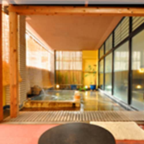 内湯から露天風呂の間にある茶室は
どことなく懐かしさを感じます。