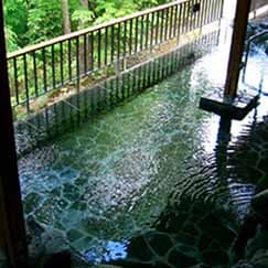 夜の露天風呂は東京とは思えない星空。光り輝く湯気に包まれお湯を楽しんでみては。