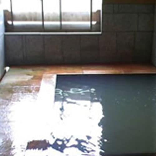 内湯はこじんまりとした村湯の趣、露天に比べて透明感のあるお湯は新鮮さの証です。
。