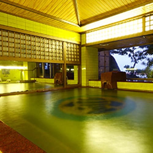 暖かな木のぬくもりの中、四季の移ろいを眺めることができる大浴場。