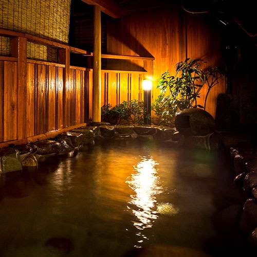 夜は漁火を眺めながらの湯浴みを楽しめる露天風呂。
