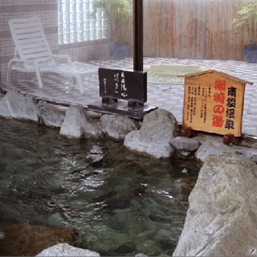 城崎の湯は、「美人の湯」として知られ、独特の湯触りが評判で、美肌効果に優れています。
