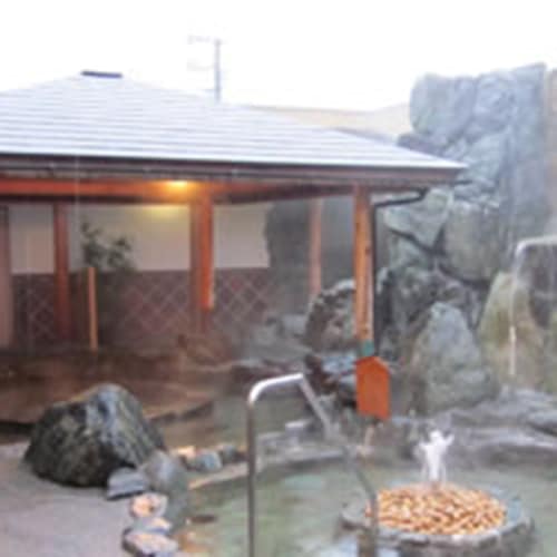 空から滝が落ち、渓流の中での温泉が楽しめます。
青空の下の間欠泉、釜風呂。