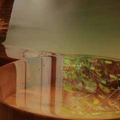 檜で囲まれた浴室と湯船には新鮮な源泉がそのまま注がれています。