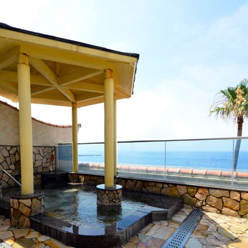 ぬるめのお湯で長風呂に最適な露天風呂。