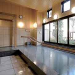 主浴槽（源泉循環式）。