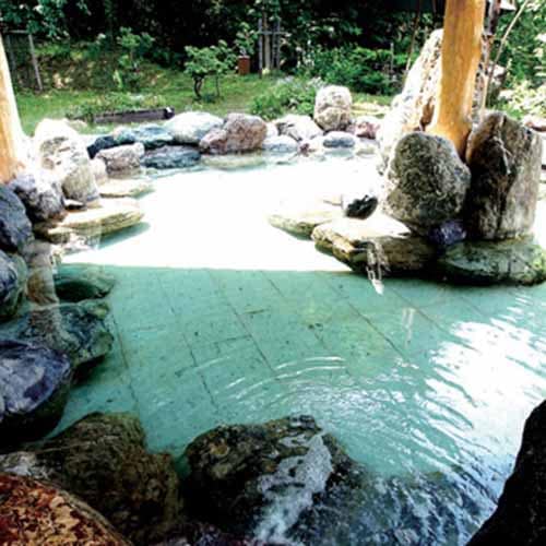 女性風呂には2カ所、男性風呂には1カ所の岩造り露天風呂がございます。