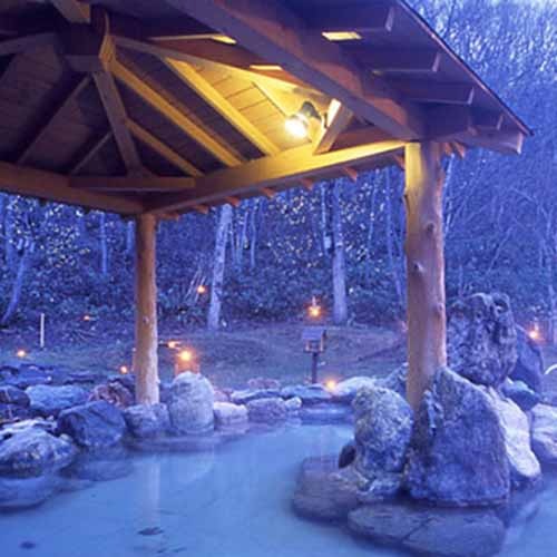 日暮れとともに螢をイメージした幻想的なイルミネーションが瞬き、森林浴気分を味わえる開放的な露天風呂です。
