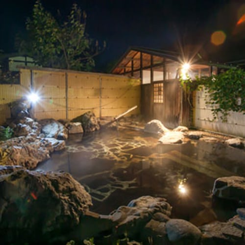 大露天風呂 藤の花房ではサクラ・紅葉・雪見など四季の移り変わりを楽しめます。