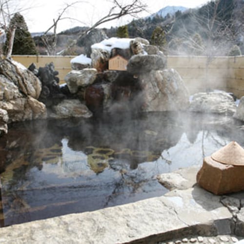 屋根のない藤の花房からは満天の星空が望め、疲れた心も体も癒してくれる露天風呂となっております。