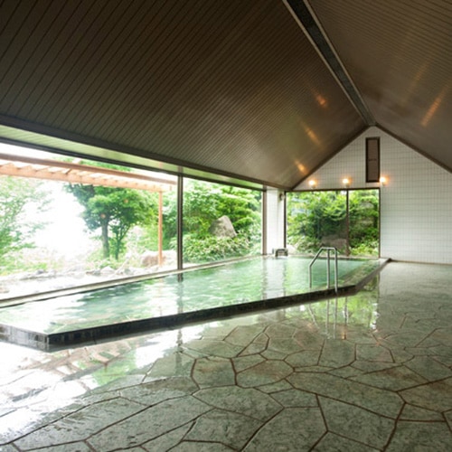 太陽の光がたっぷりと差し込む開放的な大浴場。