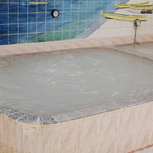 地下から汲み上げた天然水を、薪で沸かした自慢の湯。麦飯石で濾過することで、温泉効果を高めています。