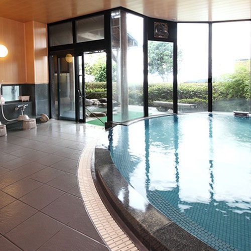 天然温泉かけ流しの大浴場。