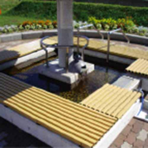 屋外には、源泉かけ流しの足湯（無料）があります。