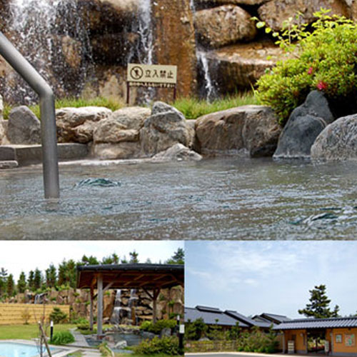 露天風呂は岩をあしらい、竹垣に囲まれた雰囲気で、
日頃の疲れもお湯に流してくれる最高の癒し空間です。