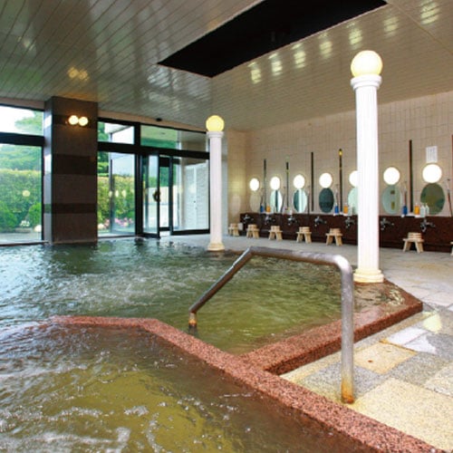 自家源泉100%の大浴場「蘭の湯」では、バイブラ湯やジェットバスなどが楽しめます。日中は窓から明るい日差し が差し込みます。