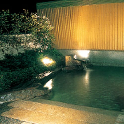 四季に癒される露天風呂。
お風呂からは秋保の里山をご覧いただけます。