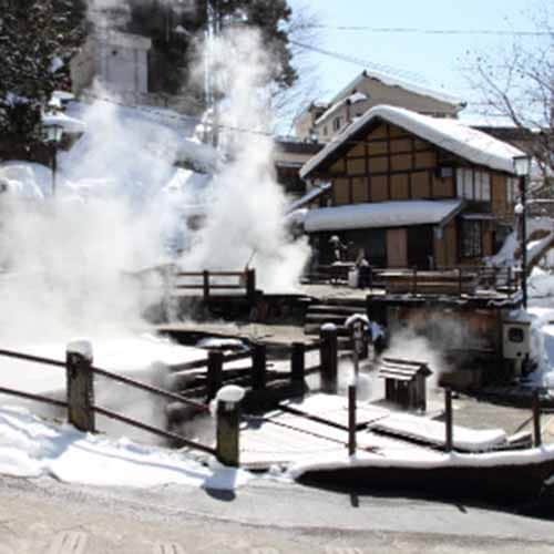 野沢温泉にある30余の源泉の一つ「麻釜（おがま）」