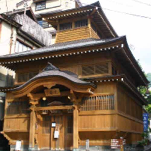 温泉街の中心にある「大湯」は、野沢温泉の13か所ある外湯を代表する共同浴場。