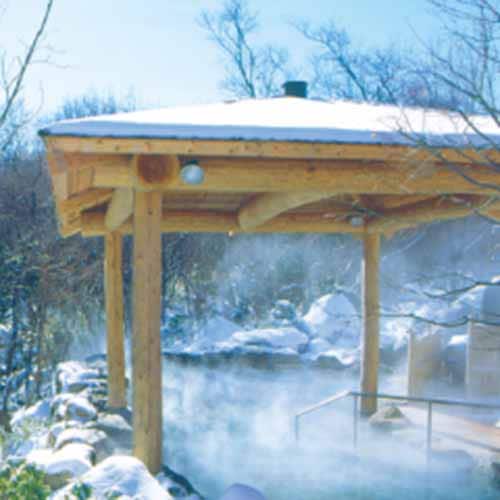 冬の露天風呂

一面真っ白な雪景色に包まれる露天風呂。
 湯の温もりと、幻想的な雰囲気をご堪能ください。
