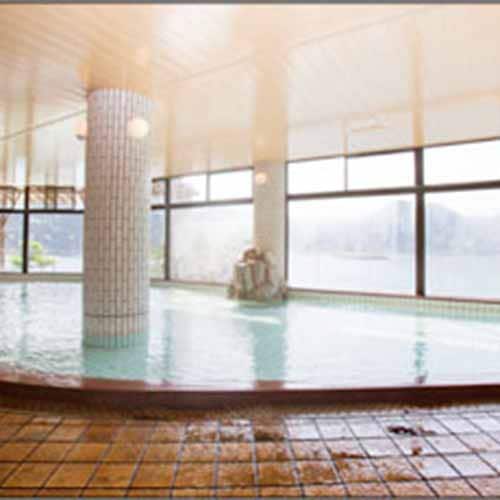 1日800トンのお湯が湧き出る天然温泉100%の源泉にじっくりつかるのは、まさに至福のとき。