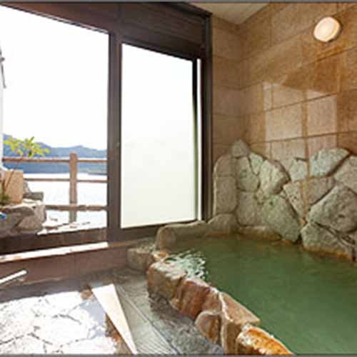 海を望みながら湯ったりと…
プライベートで楽しめる露天風呂