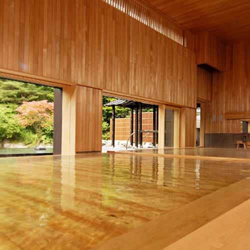 青森ひばの肌触りや香りが心地よい内湯「ひば湯」